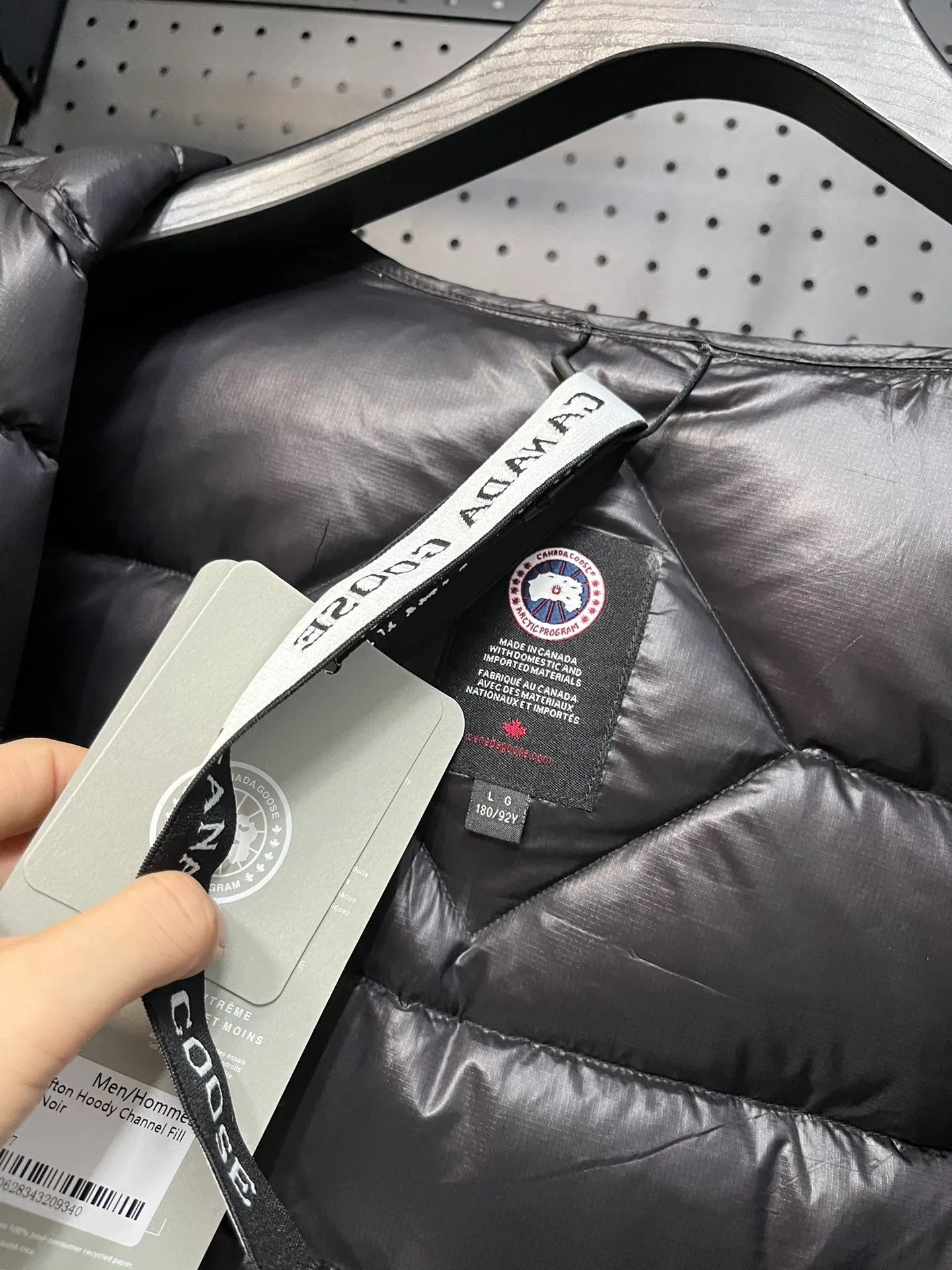 P940 Top 🔥purchase version 𝘾𝘼𝙉𝘼𝘿𝘼 𝙂𝙊𝙊𝙎𝙀/Canada Goose 2227 thin and light style. It’s super lightweight and doesn’t feel any weight on your upper body at all! Show more temperament‼  Canada Goose, a Canadian brand, has always been recognized as the warmest down jacket. Various Instagram celebrities, Internet celebrities, and celebrities often wear it for street photos. I make Canada Goose every year, but I still can’t get rid of my love for the goose. No matter how cold the winter is, there is no need to be afraid. Canada Goose is the legendary warmest down jacket and is known as a must-have for Arctic outdoor sports! The most popular down jacket in the world, celebrities are rushing to buy it, it is a must-have! Size: S-2XL Color: silver gray (red label) silver gray (black label), black (red label), black (black label), dark blue